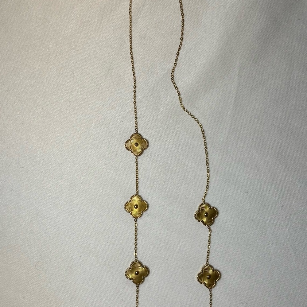Elegant Gold Flower Necklace